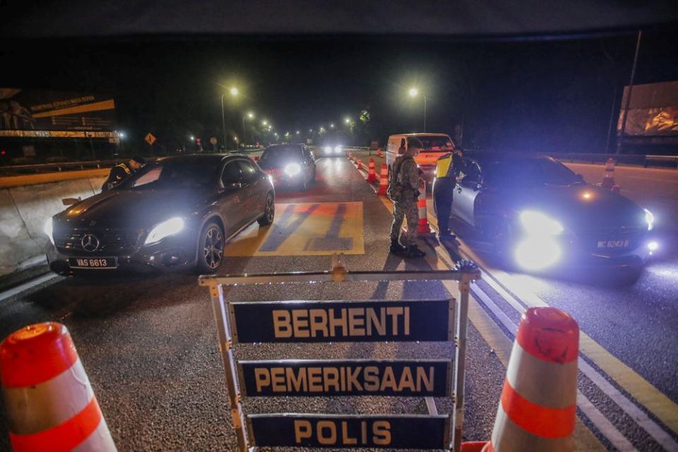 Police and Armed Forces personnel inspect vehicles during a roadblock at the Gombak Toll Plaza May 5, 2021. ― Picture by Hari Anggara