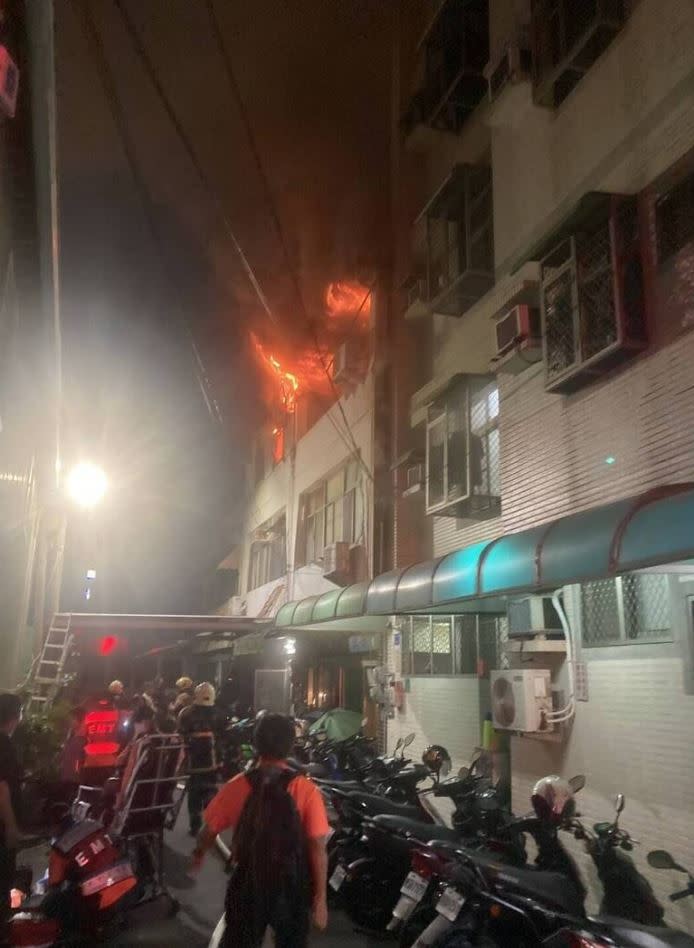 台南永康中華二路民宅頂樓加蓋的出租套房竄出火煙。（圖／翻攝畫面）