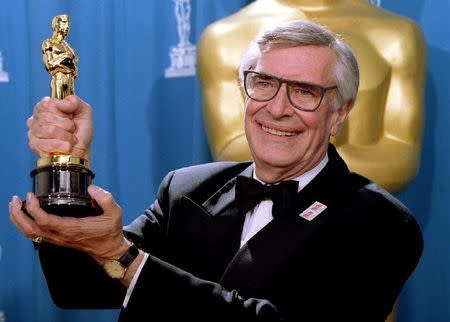 FILE PHOTO - Actor Martin Landau displays the Oscar he won for Best Supporting Actor at the 67th Annual Academy Awards in Los Angeles ,March 27, 1995 REUTERS/Blake Sell/File Photo