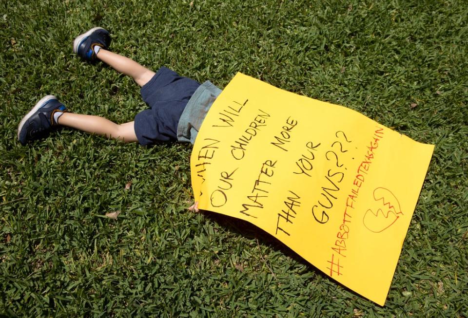 Remy Ragsdale, 3, attends a protest over the massacre organized by Moms Demand Action on Wednesday May 25, 2022 (Austin American-Statesman)