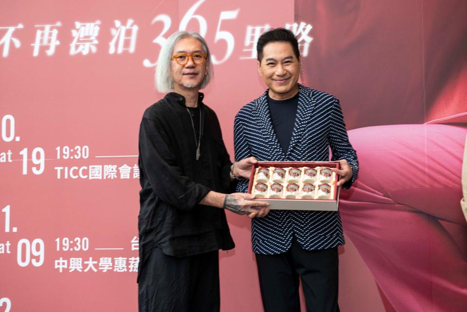 ▲這次演唱會的主辦單位大大娛樂CEO李明智 (左) 送上頂級燕窩。
