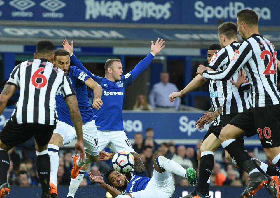 Wayne Rooney appeals for a penalty after Theo Walcott was brought down in the Newcastle box (Getty)