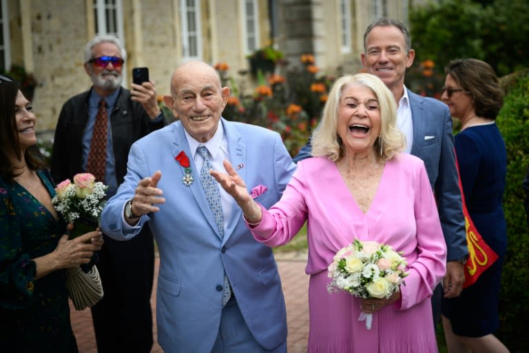 Der 100 Jahre alte US-Veteran Harold Terens, der vor 80 Jahren an der Landung der Alliierten in der Normandie beteiligt war, hat seine 96 Jahre alte Verlobte Jeanne Swerlin geheiratet. Die Hochzeit fand nach den D-Day-Gedenkfeiern im Örtchen Carentan-les-Marais in der Normandie statt. (LOIC VENANCE)