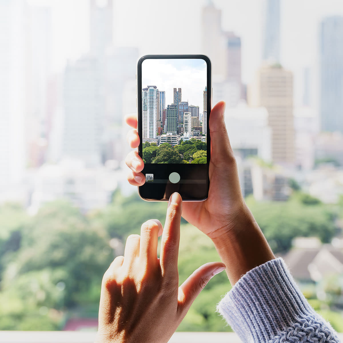 iphone-taking-photo-city-skyline