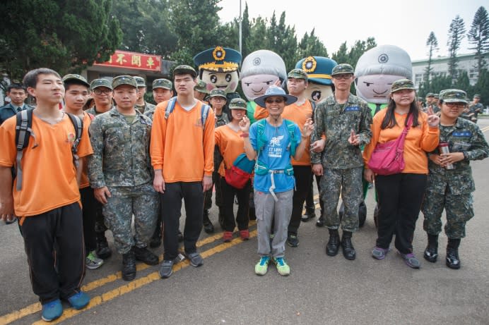 官兵們在營區內熱烈歡迎啟明學校師生。（軍聞社記者陳軍均攝）