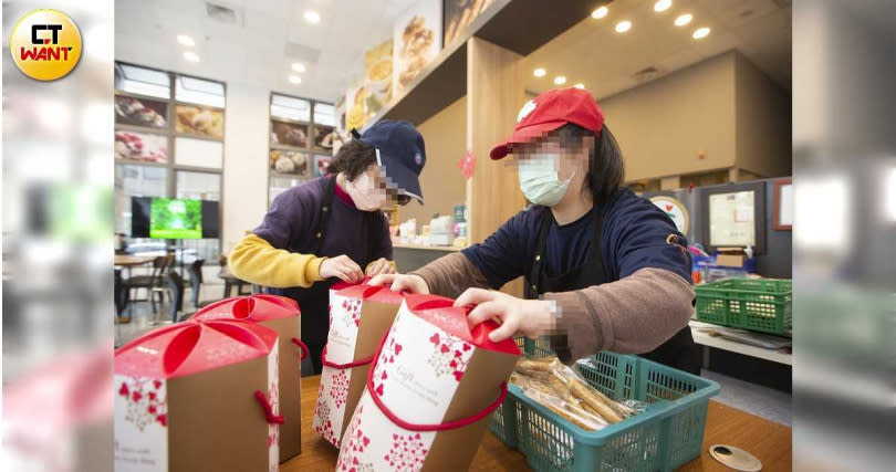 帶著紅色帽子的小旻罹患唐氏症，她說自己會煎荷包蛋、煮麵，原來媽媽為了未來她能照料自己，特別送小旻去上課。（圖／黃威彬攝）