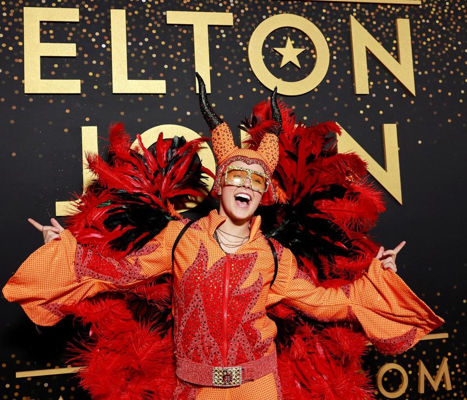JoJo Siwa chega para o Elton John Live: Farewell from Dodger Stadium, a última apresentação do cantor britânico nos Estados Unidos durante sua 