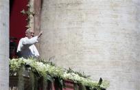 Pope Francis delivers the Urbi et Orbi (to the city and the world) benediction at the end of the Easter Mass in Saint Peter's Square at the Vatican April 20, 2014. REUTERS/Alessandro Bianchi