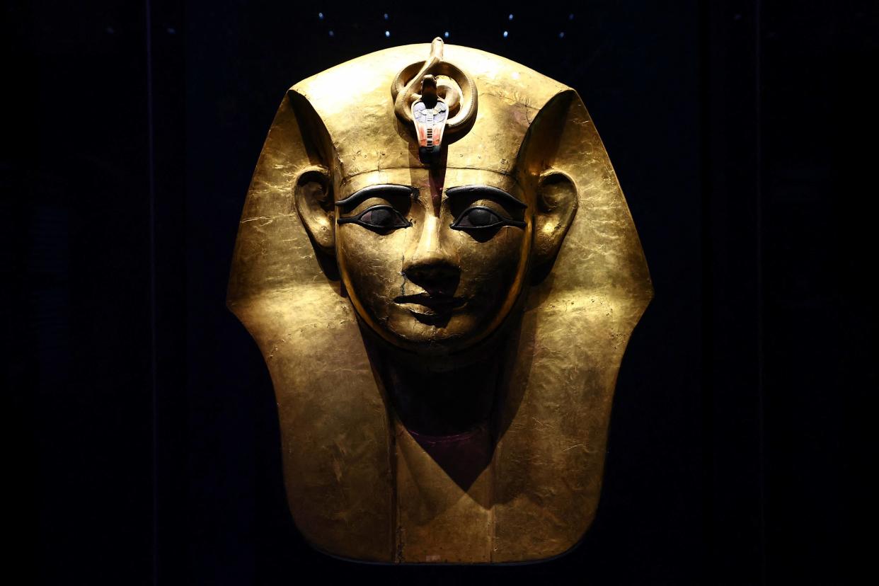 Le masque en bois doré du sarcophage du pharaon Amenemopet, exposé à l’exposition « Ramses et l'or des pharaons » à la Grande Halle de la Villette in Paris