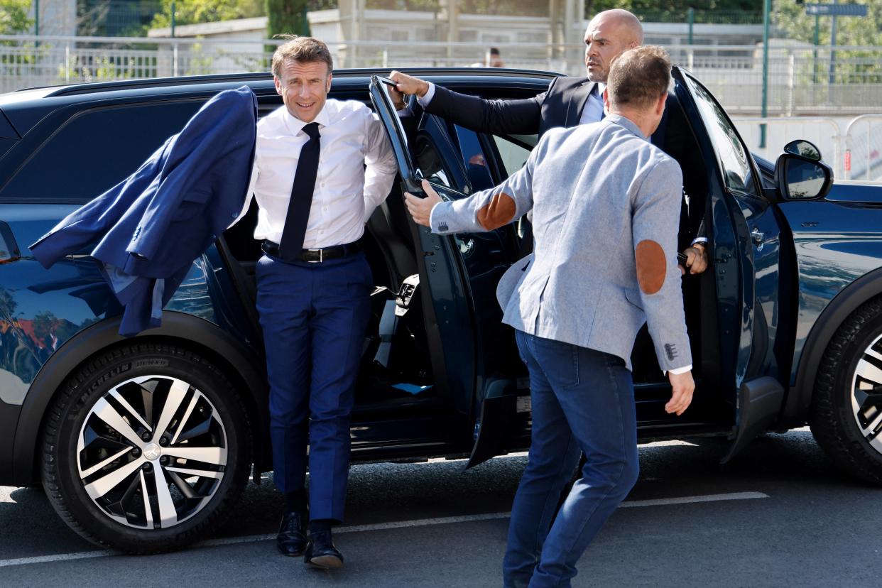 Emmanuel Macron arrive à La Busserinne, quartier populaire du Nord de Marseille, lors d’une visite inédite de trois jours dans la ville, le 26 juin 2023. (Photo by Ludovic MARIN / POOL / AFP)