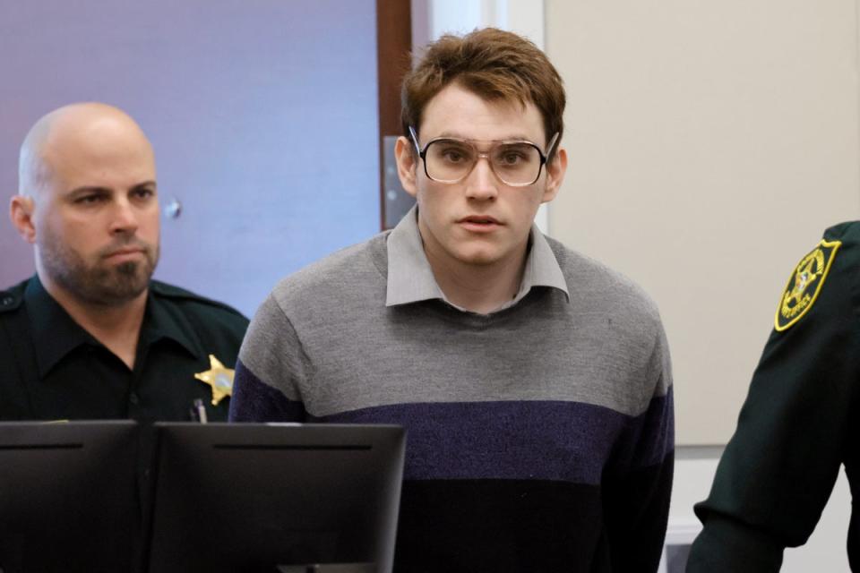 El tirador del instituto Marjory Stoneman Douglas, Nikolas Cruz, es escoltado a la sala del tribunal el 30 de agosto (AP)