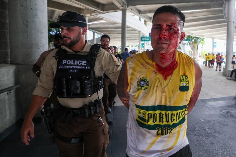 Un aficionado es detenido por la policía antes del partido final de la Copa América entre Argentina y Colombia en el Hard Rock Stadium el 14 de julio de 2021 en Miami, Estados Unidos.