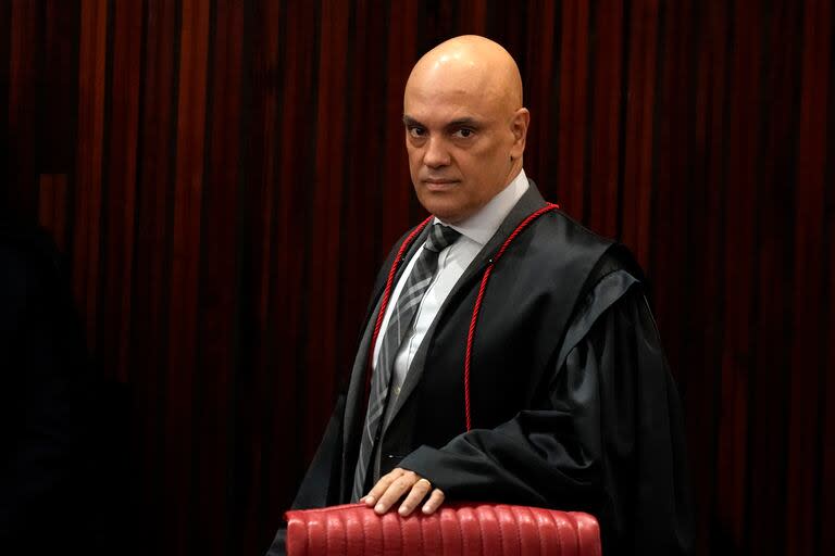 ARCHIVO -El juez del Supremo Tribunal de Brasil, Alexandre de Moraes, llega a una audiencia en el tribunal en Brasilia, Brasil, el 22 de junio de 2023. (AP Foto/Eraldo Peres, Archivo)