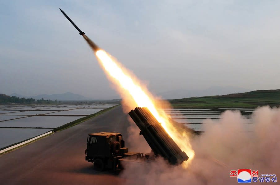 北韓試射240毫米口徑「可控火箭炮彈」。   圖：翻攝朝中社