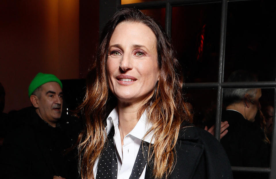 À Paris, Camille Cottin twiste son teddy xxl avec une chemise transparente