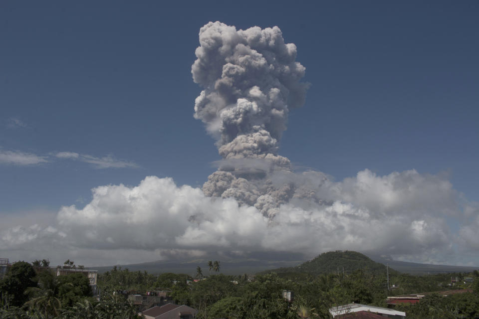 <p>Una enorme columna de ceniza se eleva al cielo durante la erupción del volcán Mayón el lunes 22 de enero de 2018 en la ciudad de Legazpi, Filipinas. (AP Foto/Earl Recamunda) </p>
