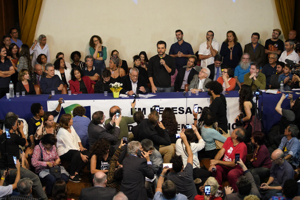 Brazilian actor Wagner Moura speaks during act in support of journalist Glenn Greenwald, at the headquarters of the Brazilian Press Association, in Rio de Janeiro, Brazil, Tuesday, July 30, 2019. Brazil's president has raised the possibility of jail for journalist Greenwald a few days after members of his party said the American's Brazil-based internet publication was "aligned with criminal hackers" for reporting on hacked phone calls. (AP Photo/Ricardo Borges)