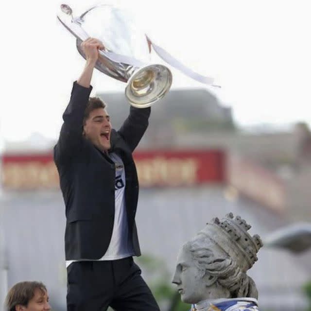 <p>EL guardameta, capitán del Real Madrid, por tantos años, ha querido celebrar el triunfo del equipo que le vio crecer junto a una imagen levantando la Copa de la victoria de la Champions hace hoy 22 años. </p><p><a href="https://www.instagram.com/p/CeJgRXbDZgD/" rel="nofollow noopener" target="_blank" data-ylk="slk:See the original post on Instagram" class="link ">See the original post on Instagram</a></p>