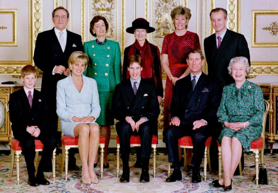 Die britische Königsfamilie posiert im weißen Salon von Schloss Windsor, Windsor, England.  Der ehemalige König Konstantin II. von Griechenland steht in der letzten Reihe zwischen den Schultern von Prinz Harry und Prinzessin Diana (AP)