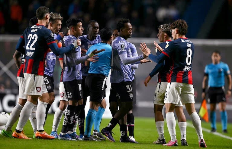 Por pasajes, San Lorenzo e Independiente del Valle discutieron mucho y jugaron poco; el Ciclón no contará para el partido frente a Liverpool, de la próxima semana, con su capitán Adam Bareiro ni con el defensor Jhohan Romaña.