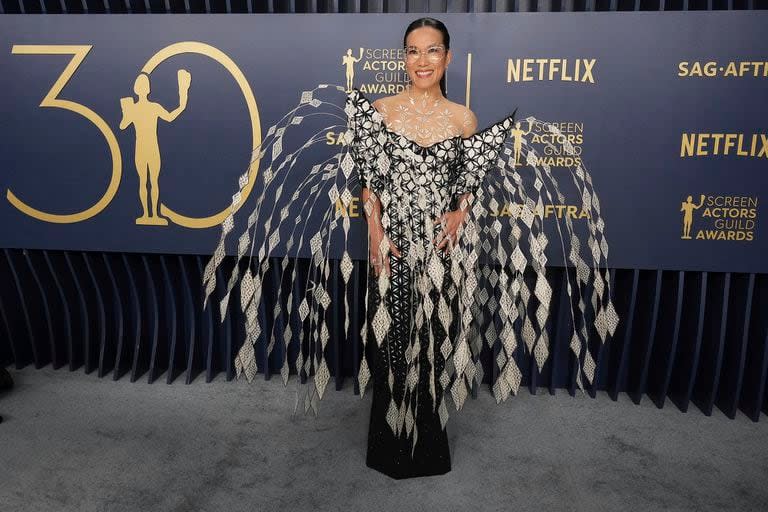 Ali Wong fue una de las que causó impacto con un diseño escultural en blanco y negro con apliques 3D, de Iris Van Herpen
