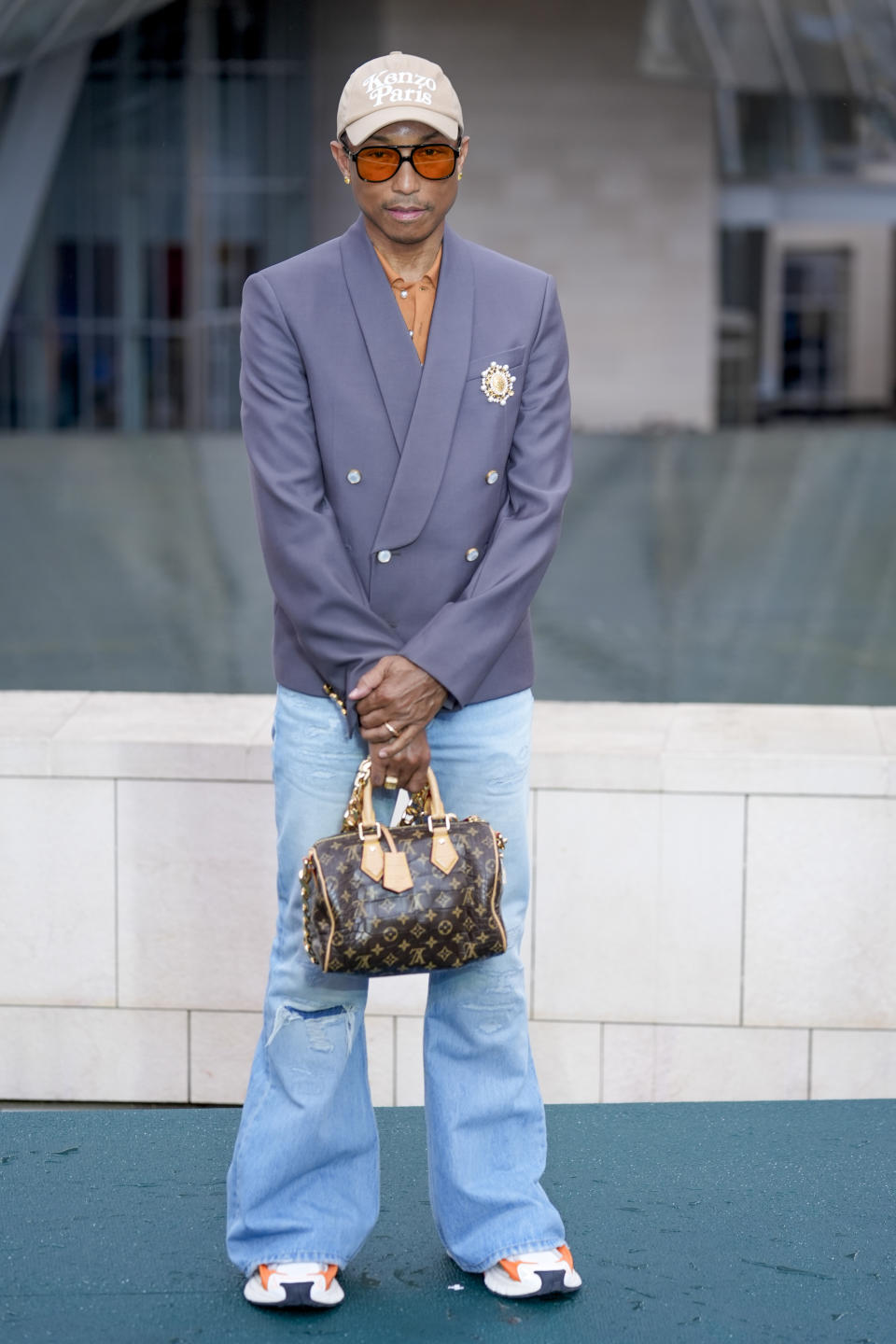 Pharrell Williams a su llegada a la Fundación Louis Vuitton en vísperas de la ceremonia de apertura de los Juegos Olímpicos de París, en los Juegos Olímpicos de Verano de 2024, el jueves 25 de julio de 2024, en París, Francia. (Foto AP/Rebecca Blackwell)