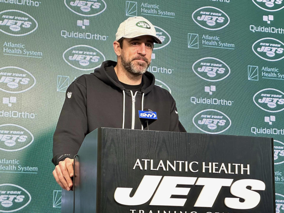 El quarterback de los Jets de Nueva York Aaron Rodgers habla en conferencia de prensa en las instalaciones del equipo el lunes 8 de enero del 2024. (AP Foto/Dennis Waszak Jr.)