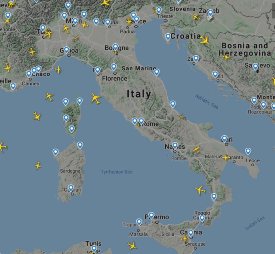 Comparando estas fotografías queda claro que en EE.UU. no se están tomando con la misma seriedad que en Europa la lucha contra el Covid-19. Este es el cielo de Italia, el país con más muertos por coronavirus. (Foto: <a href="http://www.flightradar24.com/40.02,-0.53/6" rel="nofollow noopener" target="_blank" data-ylk="slk:FlightRadar24;elm:context_link;itc:0;sec:content-canvas" class="link ">FlightRadar24</a>).