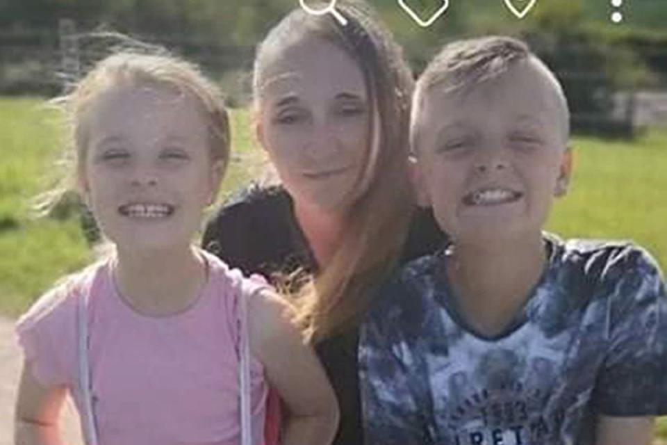 Lacey Bennett with her brother John Paul Bennett and their mother Terri Harris (PA Media)