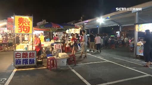 打狗文創夜市遭到斷水斷電，還是繼續營業。