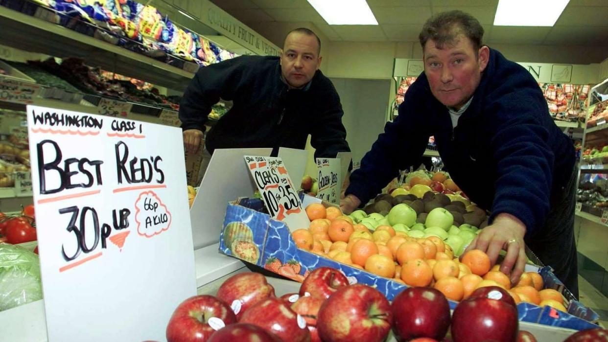 Zeiten ändern sich: Der Lebensmittelhändler Steven Thoburn (r) wurde 2001 zu einer Geldbuße verurteilt, weil er Bananen im Wert von 34 Pence (heute 40 Cent) nicht in Kilogramm angegeben hatte.