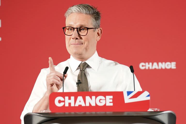 El líder del Partido Laborista de Reino Unido, Keir Starmer, da un discurso durante una visita a Lancing, en West Sussex, Inglaterra, el lunes 27 de mayo de 2024. 