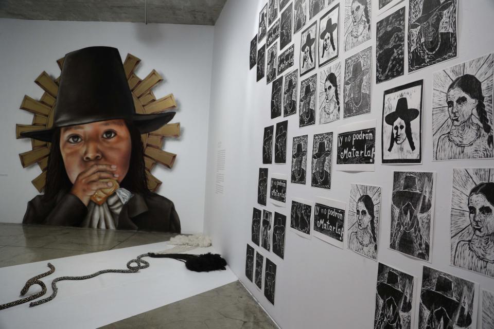 Imágenes de Túpac Amaru y su esposa Micaela Bastidas se exhiben en el museo Lugar de la memoria, la tolerancia y la inclusión social en Lima, Perú, el sábado 16 de mayo de 2021. Túpac Amaru, un arriero y comerciante que afirmaba ser descendiente de la realeza inca, encabezó una revuelta andina contra el dominio colonial español y fue ejecutado de manera horrible el 18 de mayo de 1781. (AP Foto/Martín Mejía)