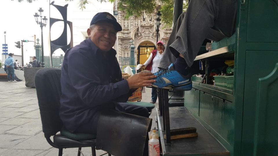 José Zarate Laura en su puesto para lustrar zapatos, en Lima, Perú.