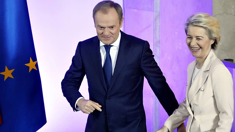 El primer ministro Donald Tusk y la presidenta de la Comisión Europea, Ursula von der Leyen, provienen de la misma familia política: el Partido Popular Europeo (PPE).