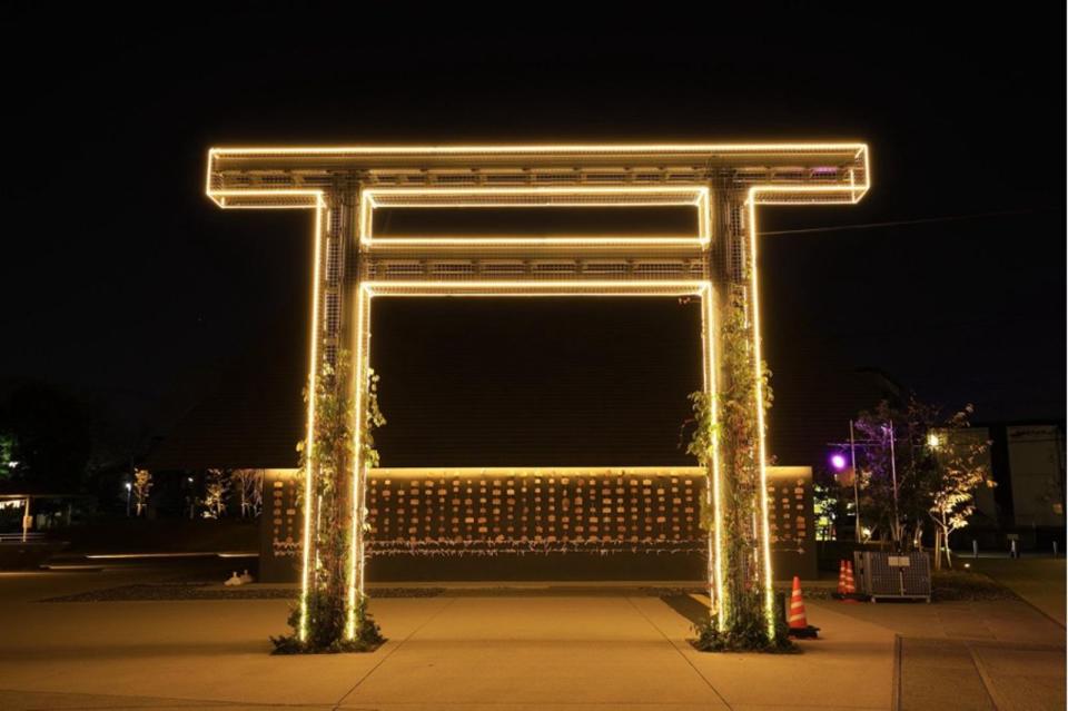 武藏野坐令和神社鳥居，夜間點上燈光，相當吸睛。（埼玉縣觀光局提供）