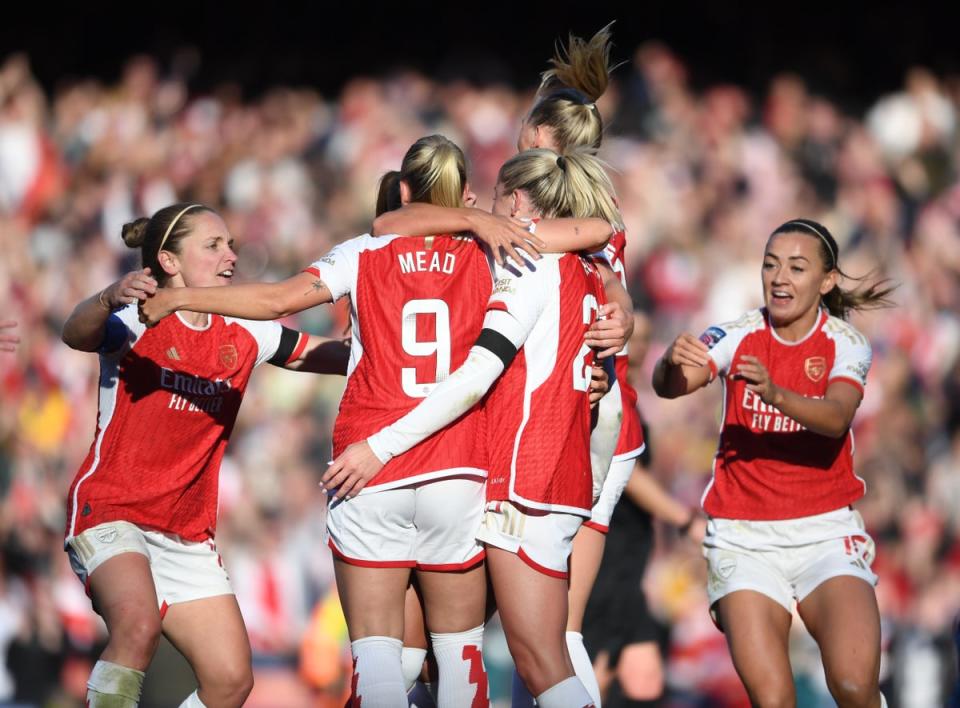 Beth Mead celebrates beating Aston Villa on Sunday. (Arsenal FC via Getty Images)