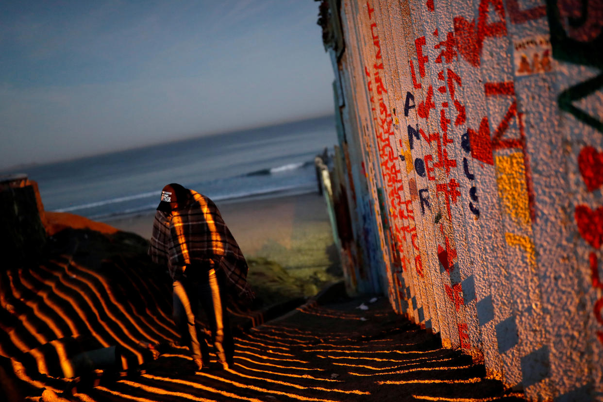 A migrant hoping to cross from Tijuana to the United States walks along U.S.-Mexico border fence on Nov. 15, 2018. (Photo: Carlos Garcia Rawlins/Reuters)