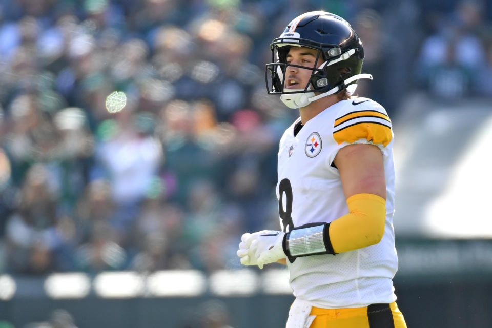 Oct 30, 2022; Philadelphia, Pennsylvania, USA; Pittsburgh Steelers quarterback Kenny Pickett (8) against the <a class="link " href="https://sports.yahoo.com/nfl/teams/philadelphia/" data-i13n="sec:content-canvas;subsec:anchor_text;elm:context_link" data-ylk="slk:Philadelphia Eagles;sec:content-canvas;subsec:anchor_text;elm:context_link;itc:0">Philadelphia Eagles</a> at Lincoln Financial Field. Mandatory Credit: Eric Hartline-USA TODAY Sports