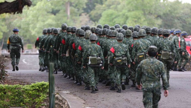 國防部今天表示，「全民防衛動員準備法」修正草案，主要區分「動員前、後」對傳播媒體及通訊設備的管理規定，以期望維護軍事安全及戰事進行，同時也是應對敵人認知作戰威脅、確保國安的必要措施。（中央社檔案照）