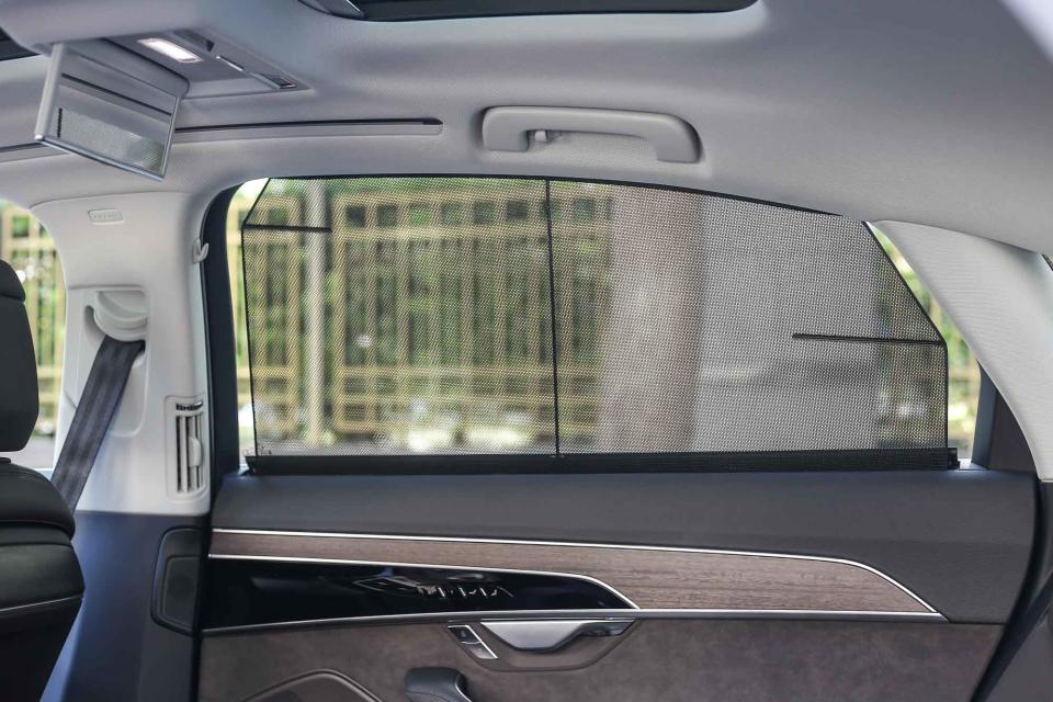 後門車窗遮陽簾 + 電動後擋風玻璃遮陽簾是此車型標配。