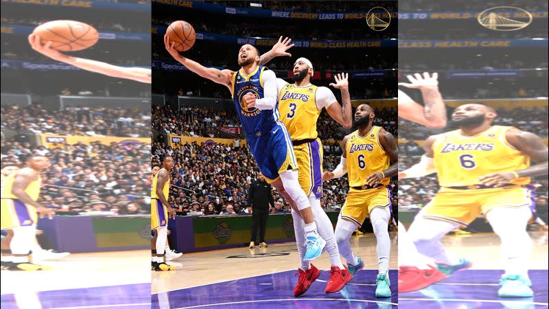 勇士柯瑞（Stephen Curry）騙過戴維斯（Anthony Davis）、詹姆斯（LeBron James）切入上籃得手。（圖／翻攝自勇士推特）