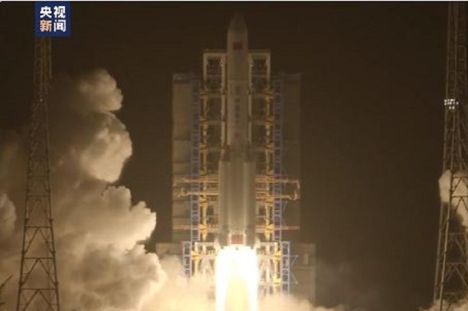 長征五號遙六運載火箭15日在海南文昌發射基地成功第六次發射。   圖：翻攝央視微博