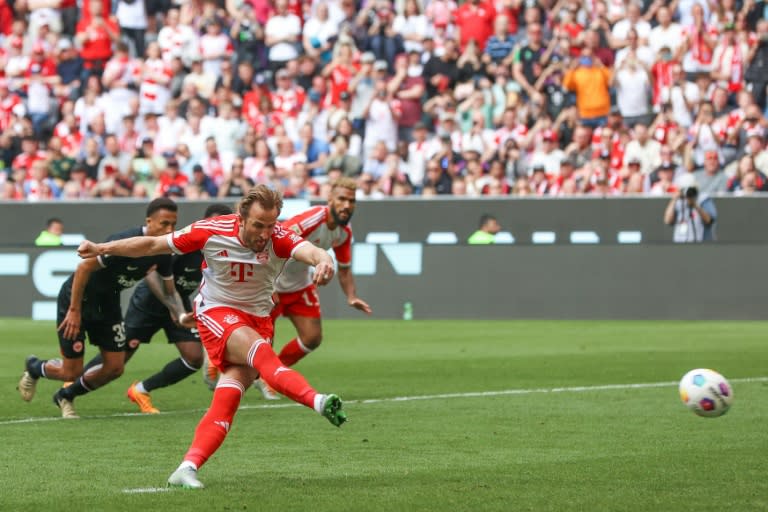 L'attaquant anglais du Bayern Harry Kane marque un penalty contre Francfort, le 27 avril 2024 à Munich (ALEXANDRA BEIER)