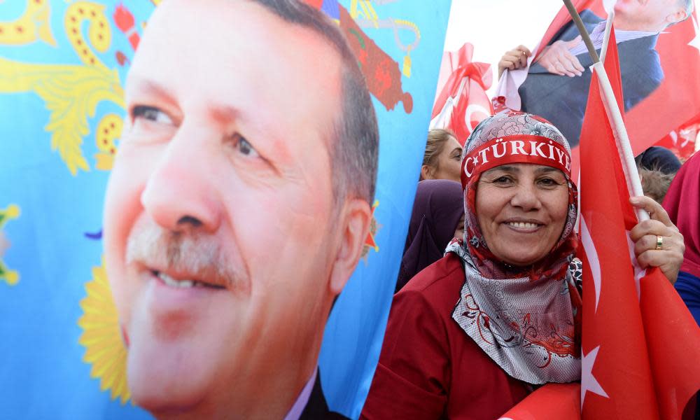 Supporters of the Turkish president Recep Tayyip Erdoğan celebrate the referendum result in Ankara, April 2017