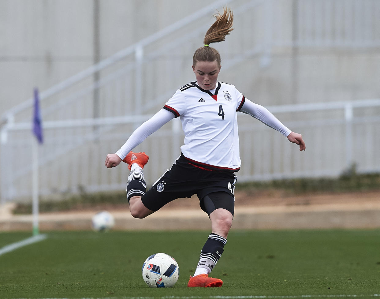 Fotografía durante el partido amistoso entre jugadoras sub 17 años de Alemania y Francia. (Foto: Manuel Queimadelos Alonso/Bongarts/Getty Images)