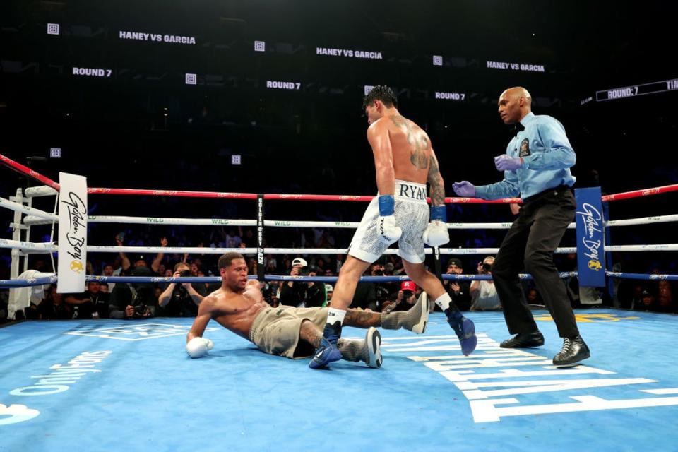 García (centro) derribó a Haney tres veces en camino a una victoria por puntos (Getty Images)