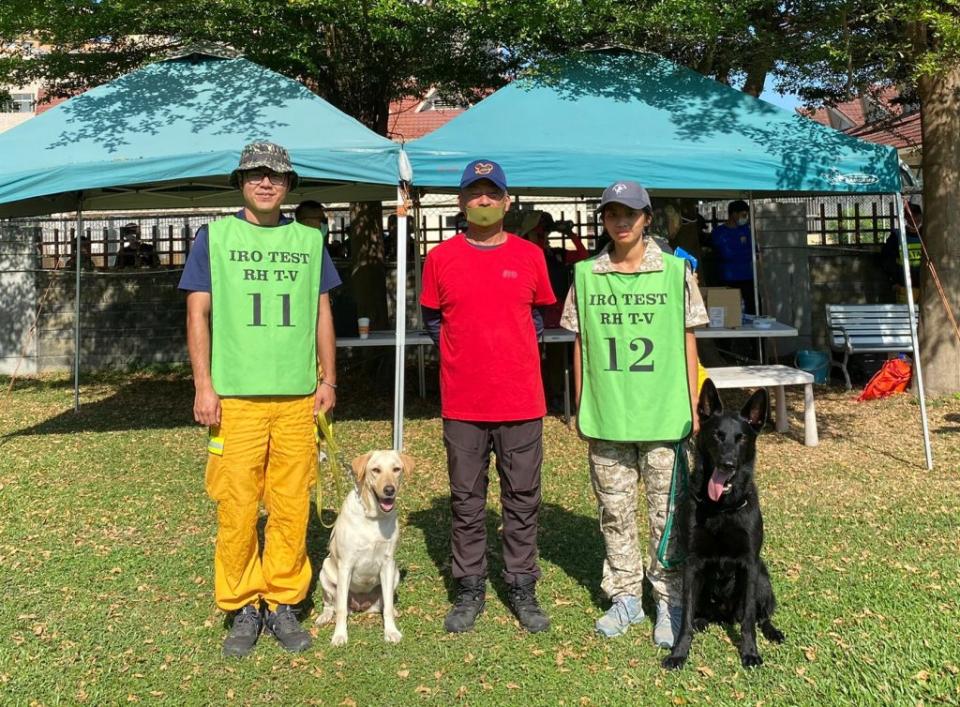 花蓮縣消防局馴養的搜救犬通過瓦礫堆搜索初級認證。(花蓮縣消防局提供)