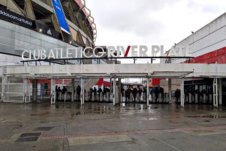 El público va llegando al estadio Monumental