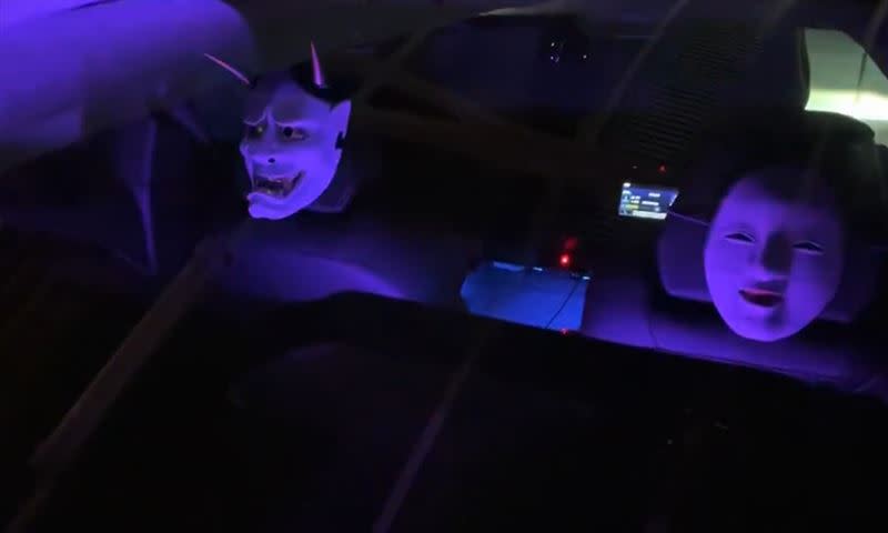 車內的燈光可以發出七彩光芒，而副駕其實也有面具「般若之面」。（圖／翻攝自推特）